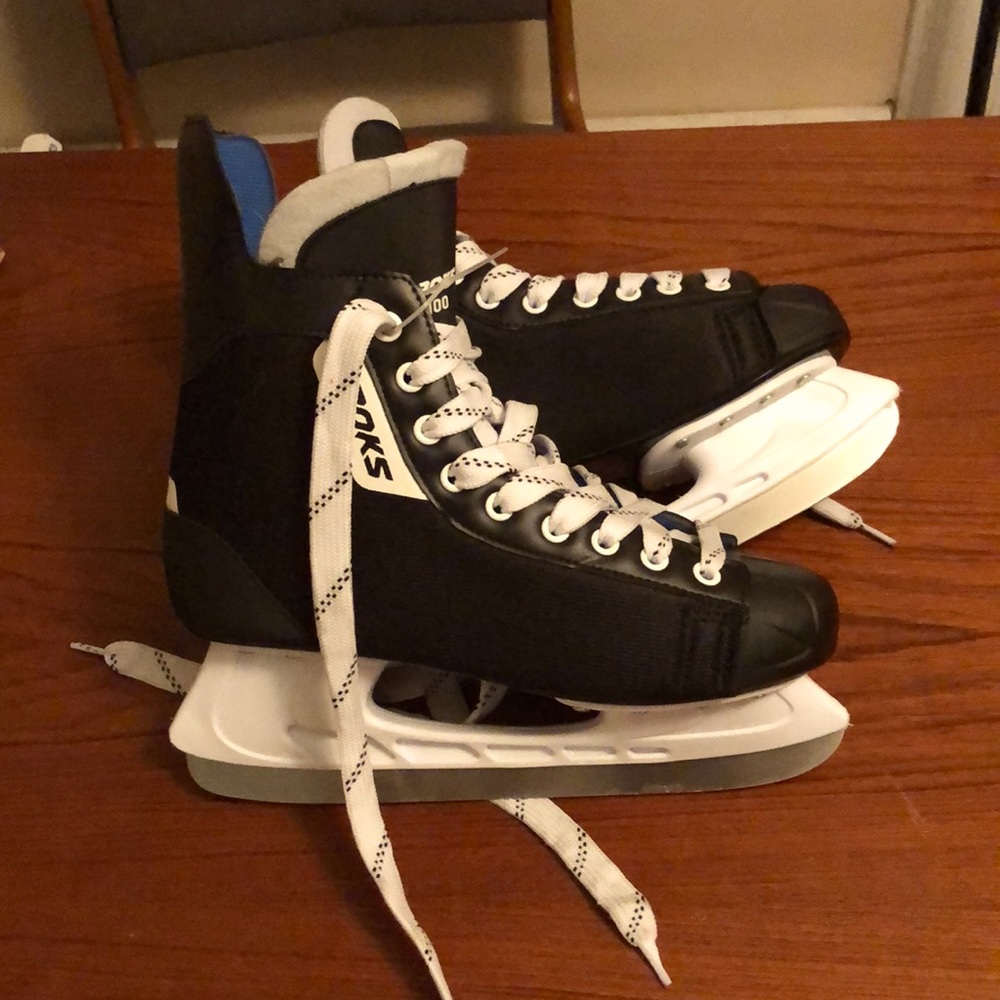 Brand New Men hockey ice skates.